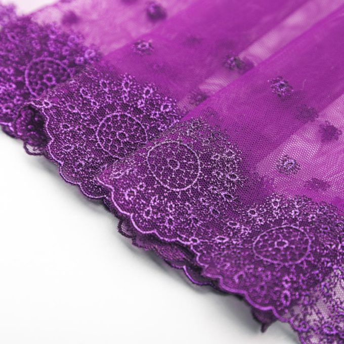 elastische stickerei violett