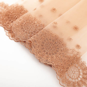 elastische Stickerei auf hautfarbenen Tüll. Geeignet zum BH und Dessous nähen.