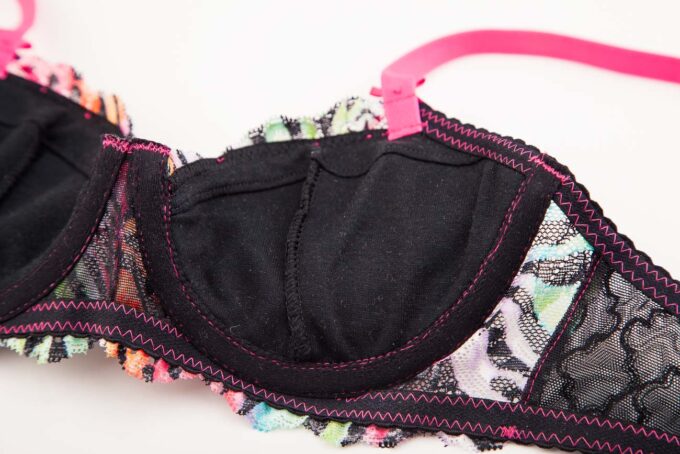 Handgefertigter BH aus Spitze und Stickerei mit Innentasche für Push up Kissen